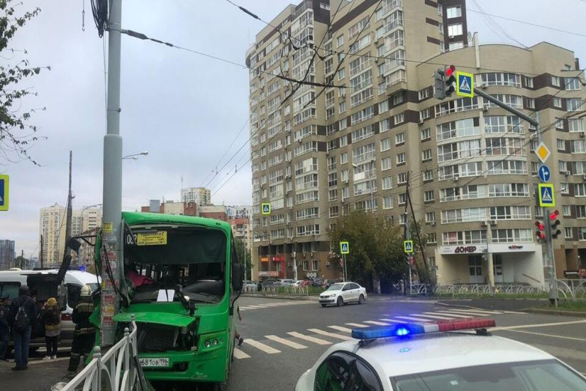Rusiyada avtobusun dirəyə çırpılması nəticəsində 11 nəfər xəsarət alıb
