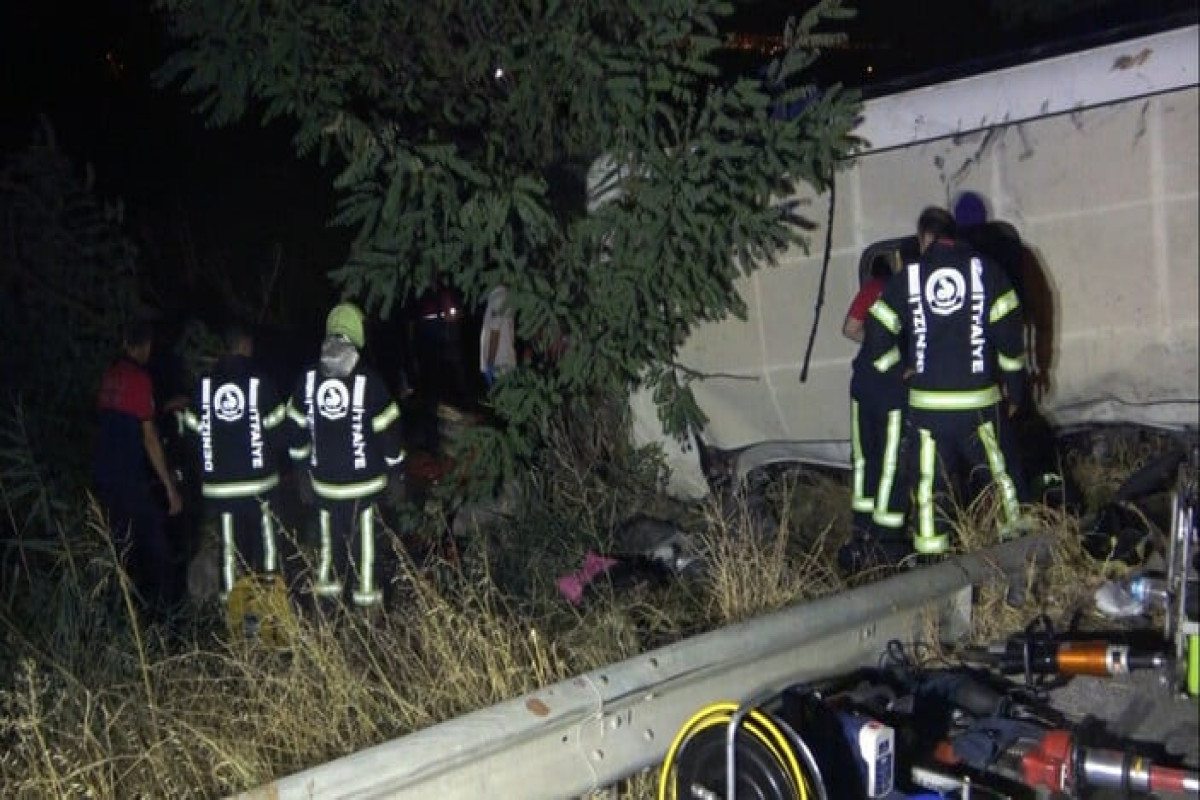 Türkiyədə TIR avtobusla toqquşub 6 nəfər ölüb, 43-ü yaralanıb