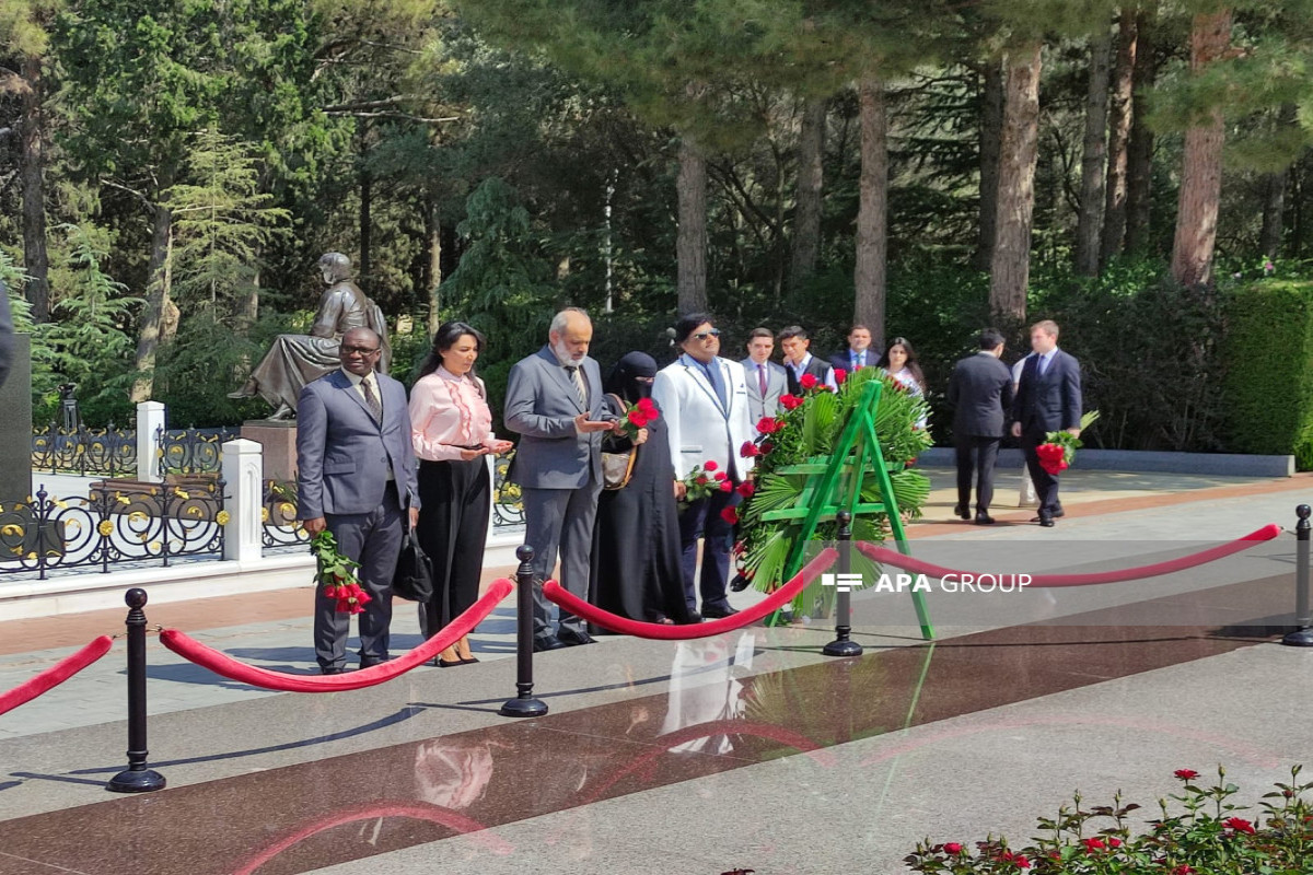 İƏT MDİHK nümayəndə heyəti Heydər Əliyevin məzarını ziyarət edib - FOTO  - YENİLƏNİB 