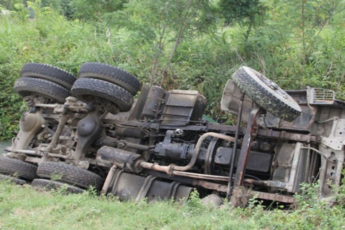 Cəlilabadda "Kamaz" aşıb, sürücü ölüb