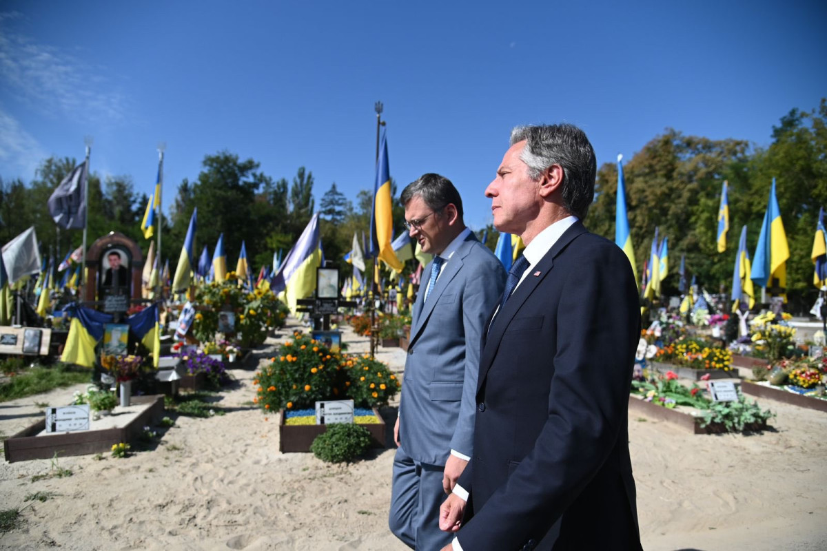 Entoni Blinken və Dmitri Kuleba Berkovetske qəbiristanlığında