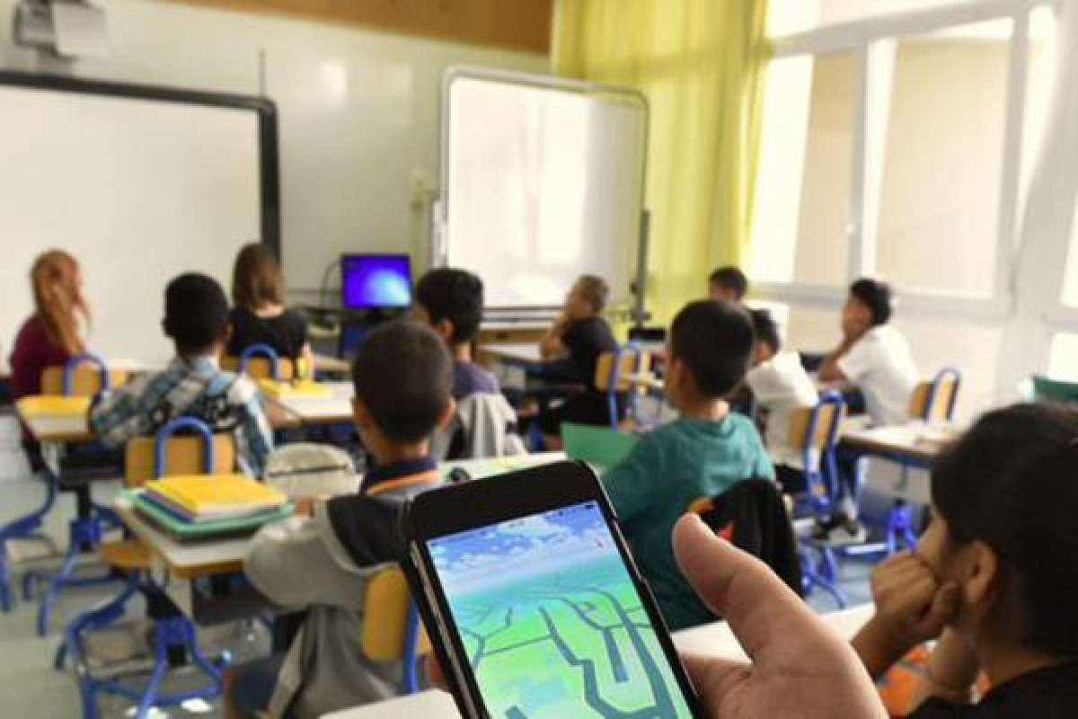 В Азербайджане могут запретить использование мобильных телефонов в школах