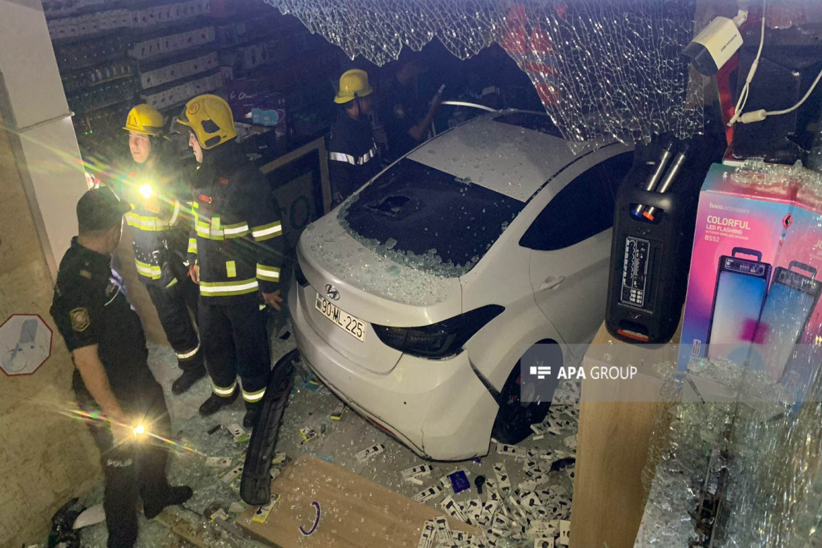 Bakıda avtomobil qaçıran şəxs maşını telefon mağazasına çırpıb - FOTO  - VİDEO 