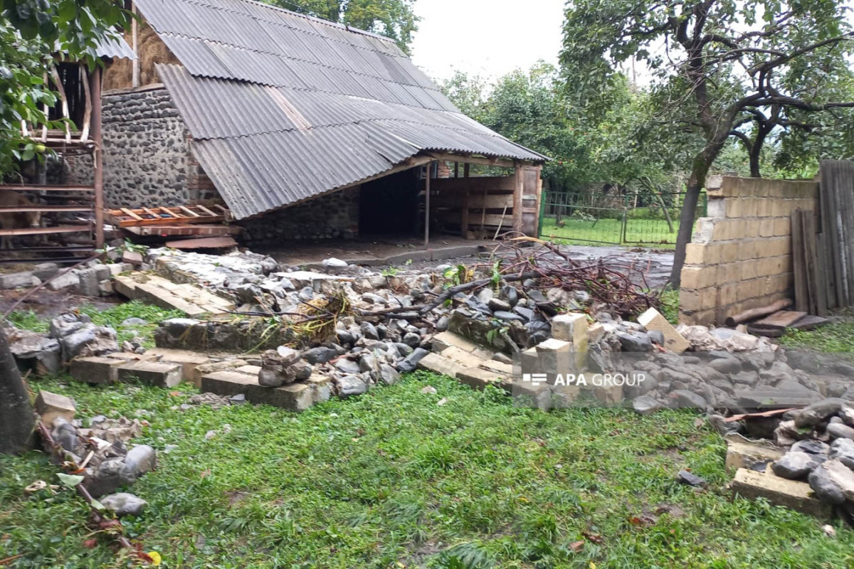 Zaqatalada güclü yağış suları evlərə dolub, rayonun 80 faizi elektrik enerjisiz qalıb - FOTO 