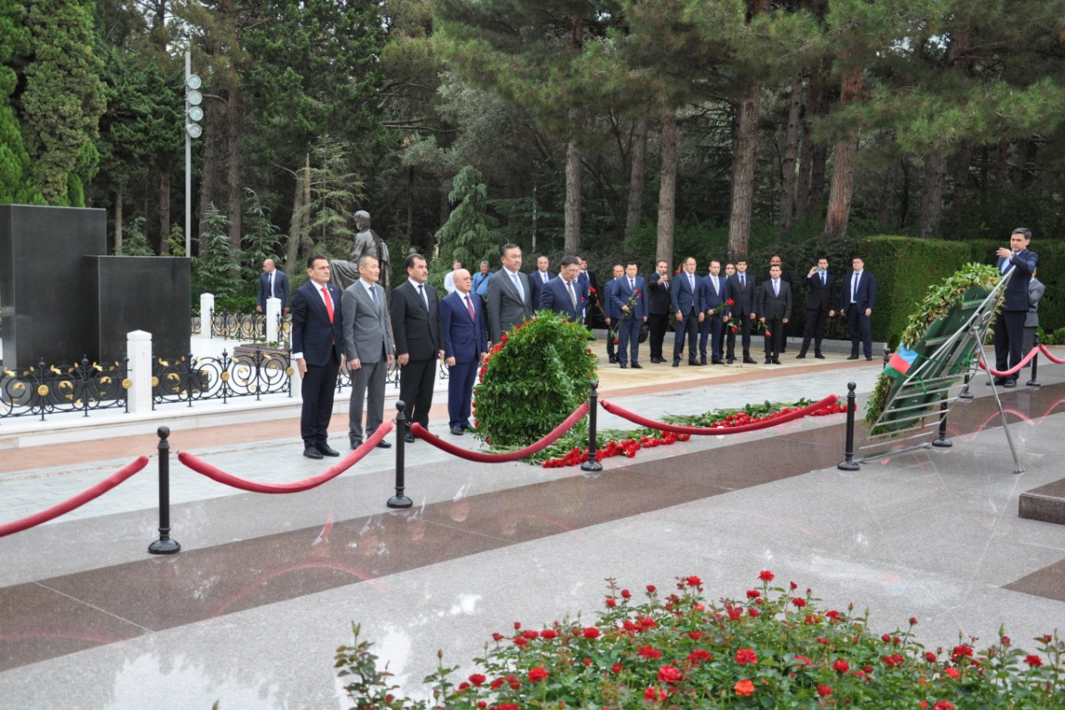 Türk dövlətlərinin fövqəladə hallar nazirləri Heydər Əliyevin məzarını və Şəhidlər xiyabanını ziyarət ediblər