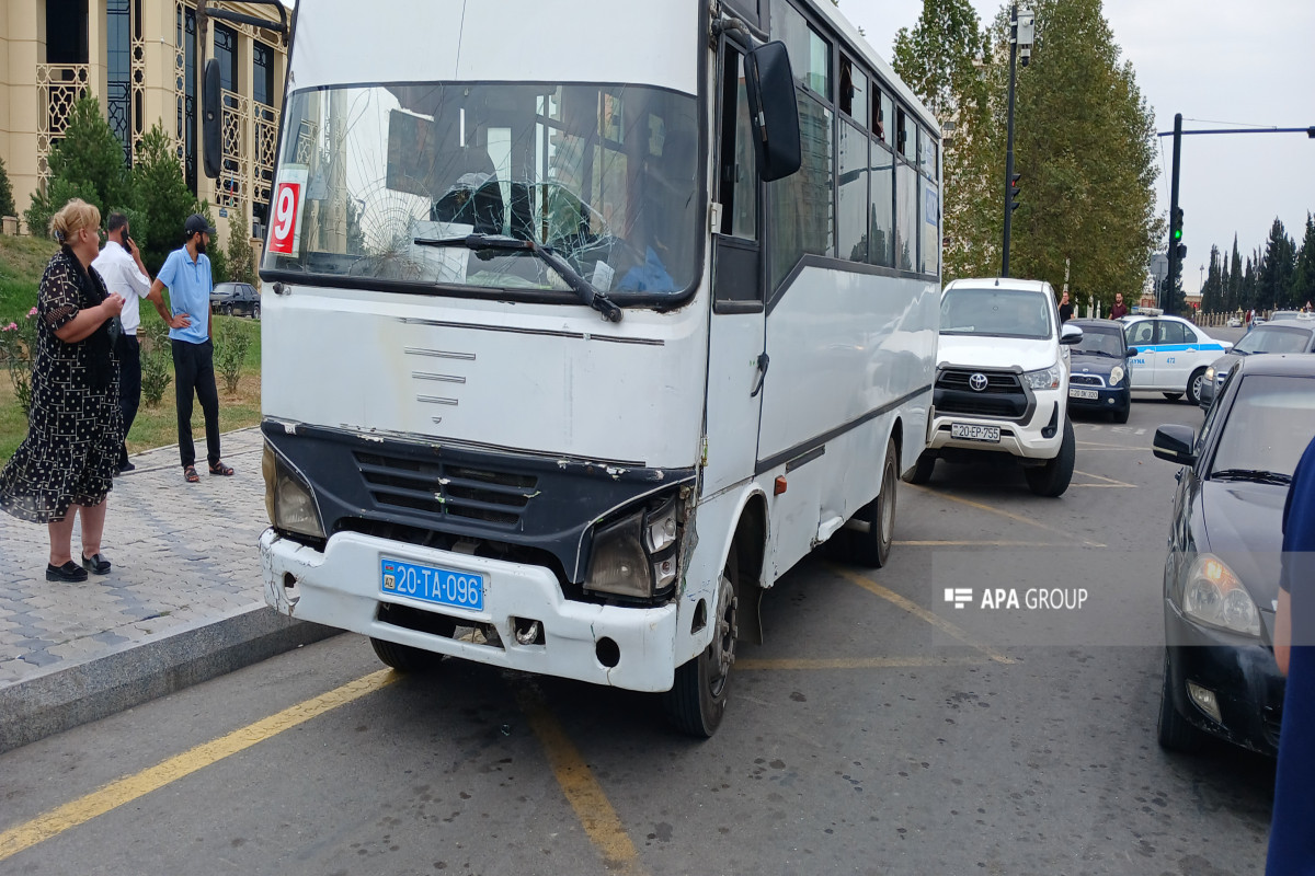 Gəncədə sərnişin avtobusu dayanacağa çırpılıb, xəsarət alan var - FOTO 