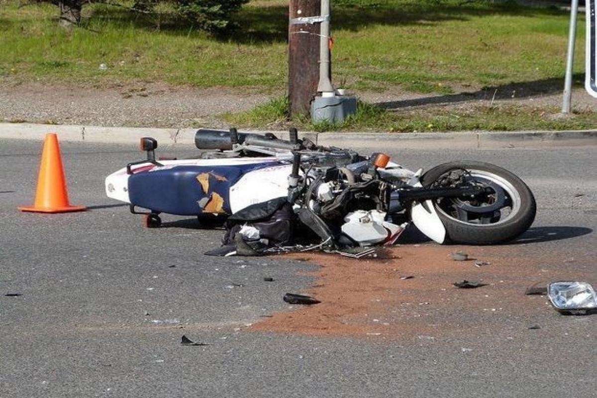 Naxçıvanda motosiklet avtomobilə çırpılıb