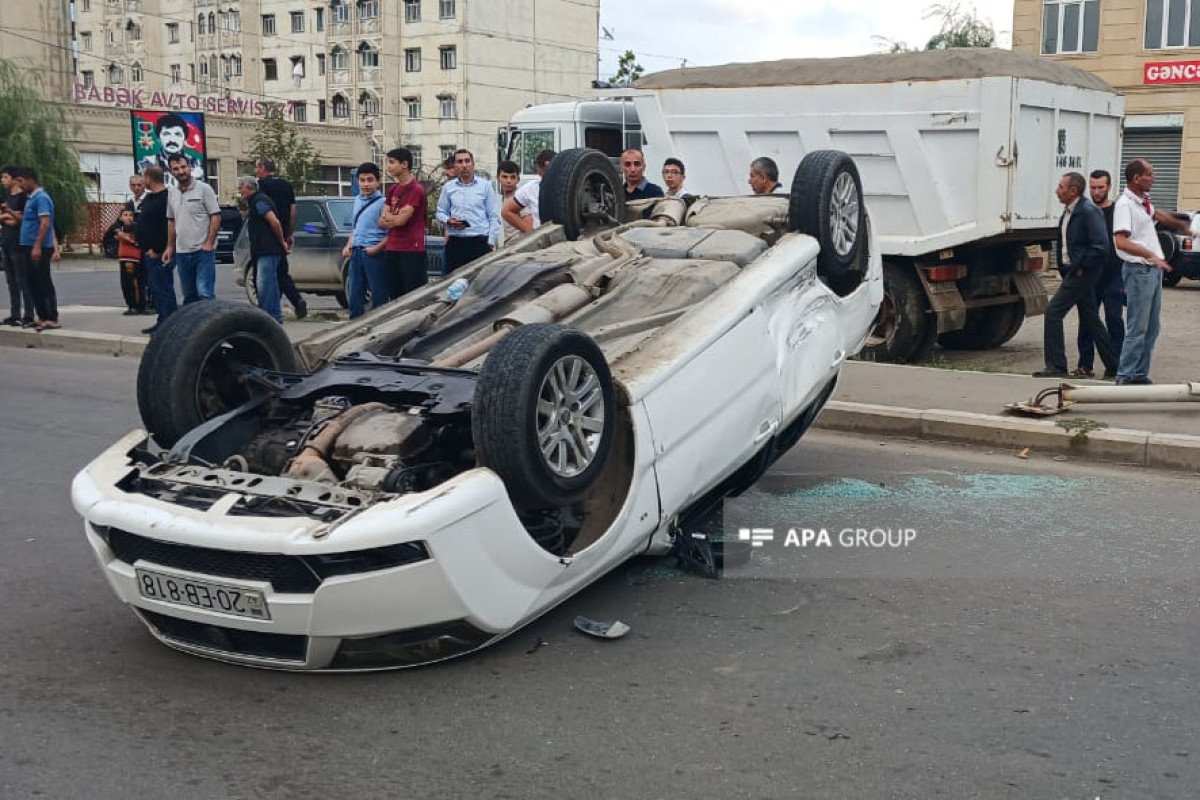 Gəncədə toqquşan avtomobillərdən biri aşıb - FOTO 