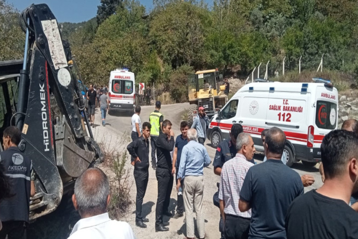 Türkiyədə yük maşını cənazə namazına toplaşanları vurub, 5 nəfər ölüb, 25 nəfər yaralanıb - YENİLƏNİB 