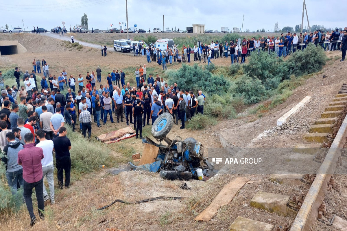 Sabirabadda qatarla traktor toqquşub, sürücü ölüb - FOTO 