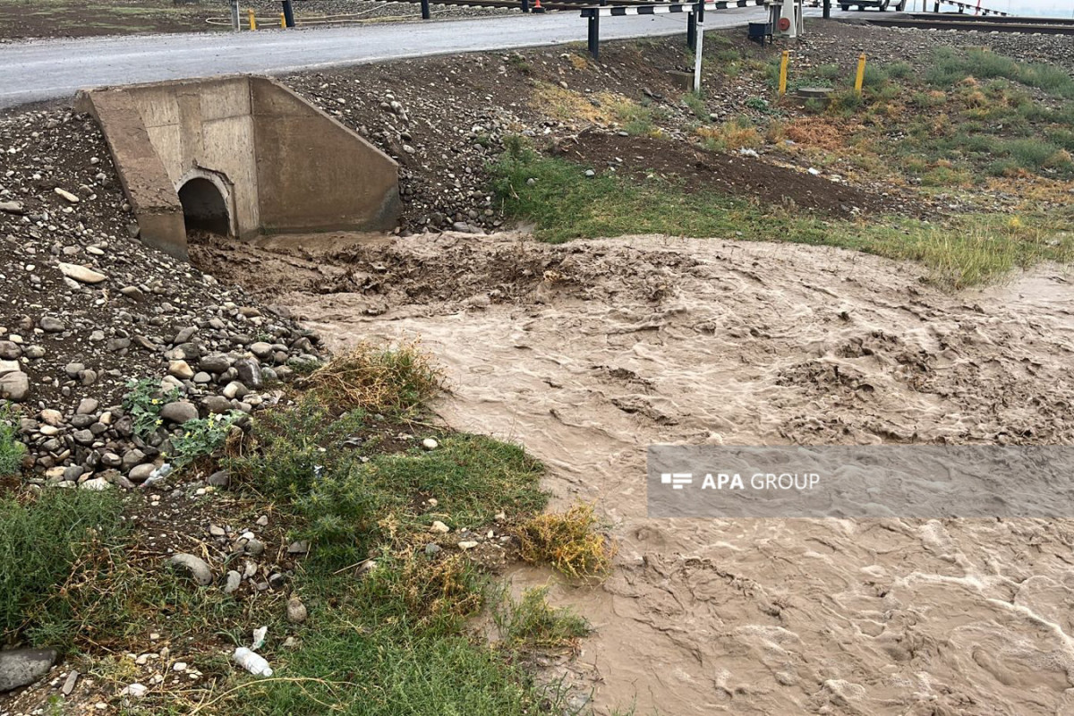Goranboya sel suları fərdi təsərrüfatlara dolub, yaşayış məntəqələri elektrik enerjisiz qalıb - FOTO  - YENİLƏNİB 