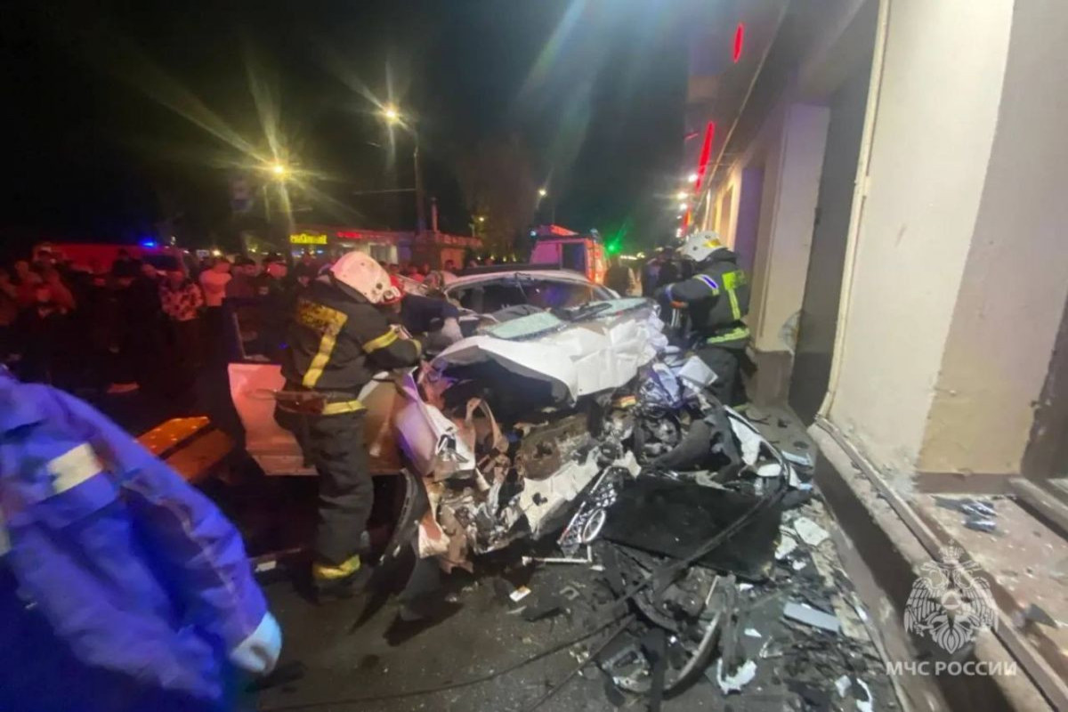 Rusiyada avtomobil evə çırpılıb, 4 nəfər ölüb