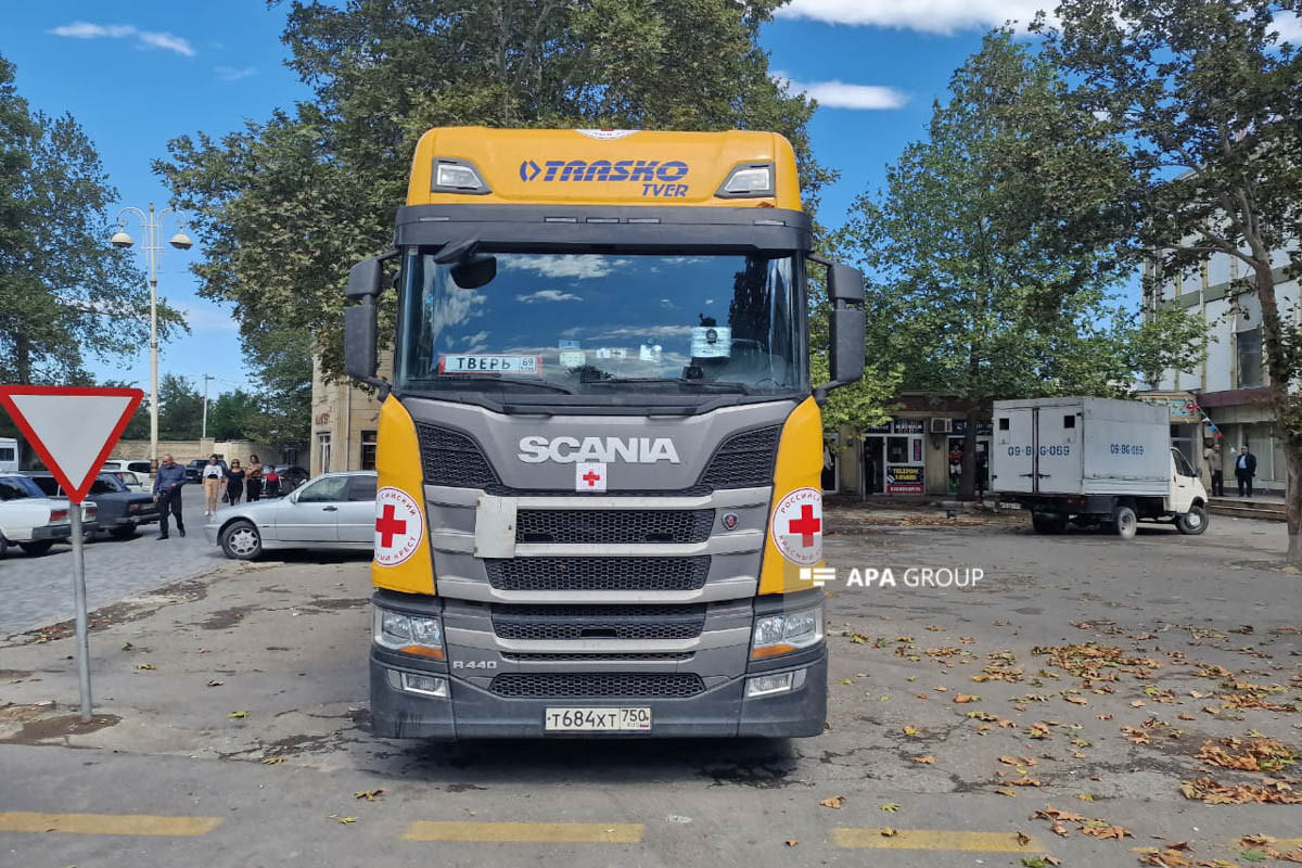 Задерживается проезд автомобиля с продовольствием, отправленным Россией в Ханкенди для армянского населения, проживающего в Карабахе -ВИДЕО 