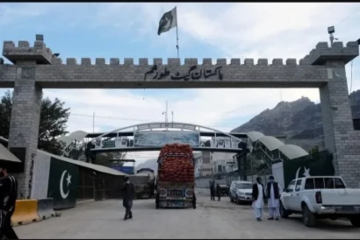 Pakistan Əfqanıstanla sərhədi bağlayıb
