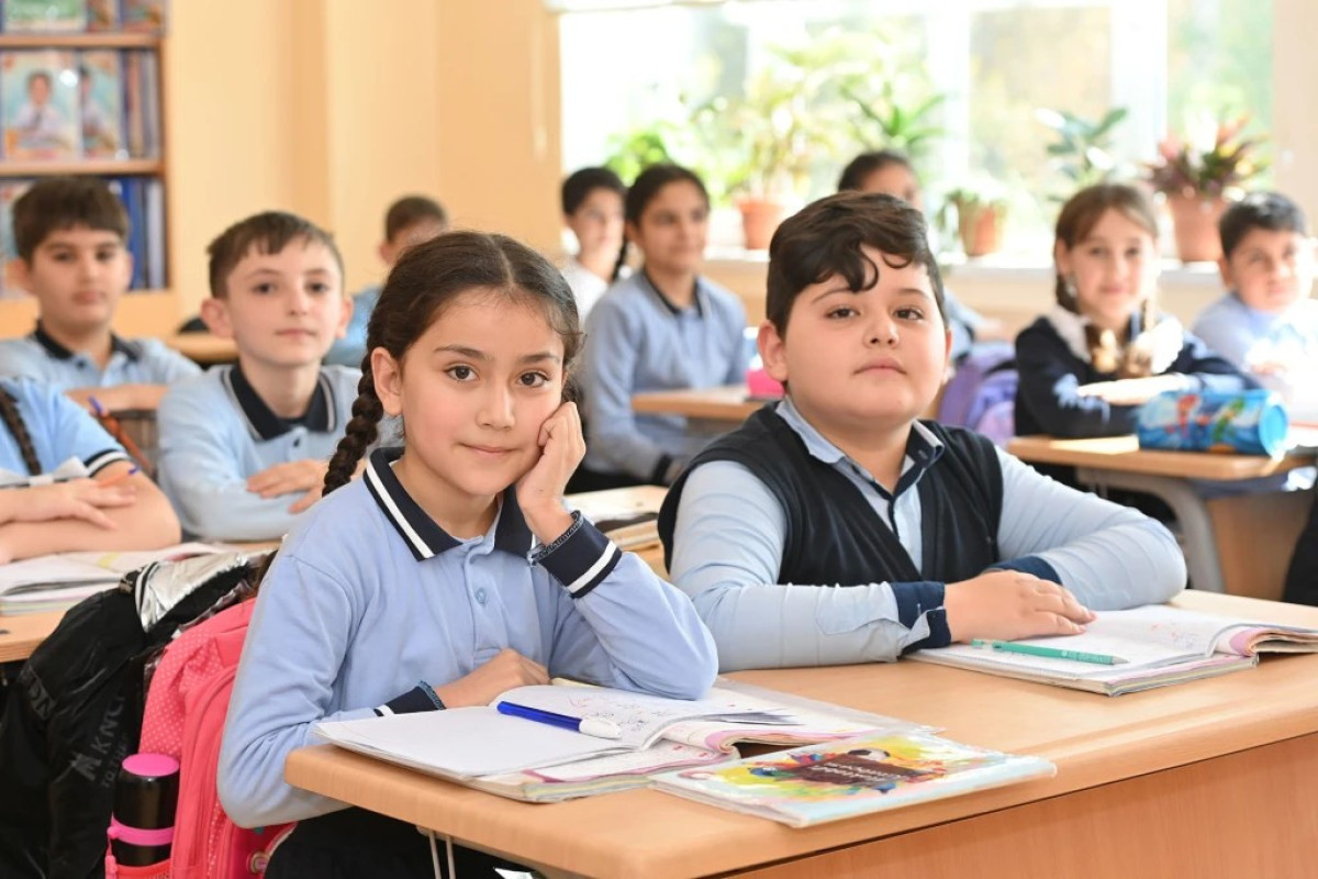 BŞTİ: Bakı məktəblərində məktəbli formalarının seçimi təsdiq olunub