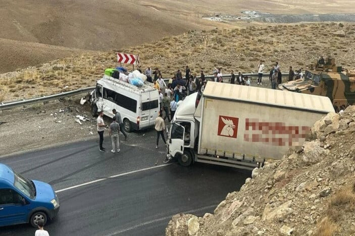 Türkiyədə yük maşını mikroavtobusa çırpılıb, ölən və yaralananlar var