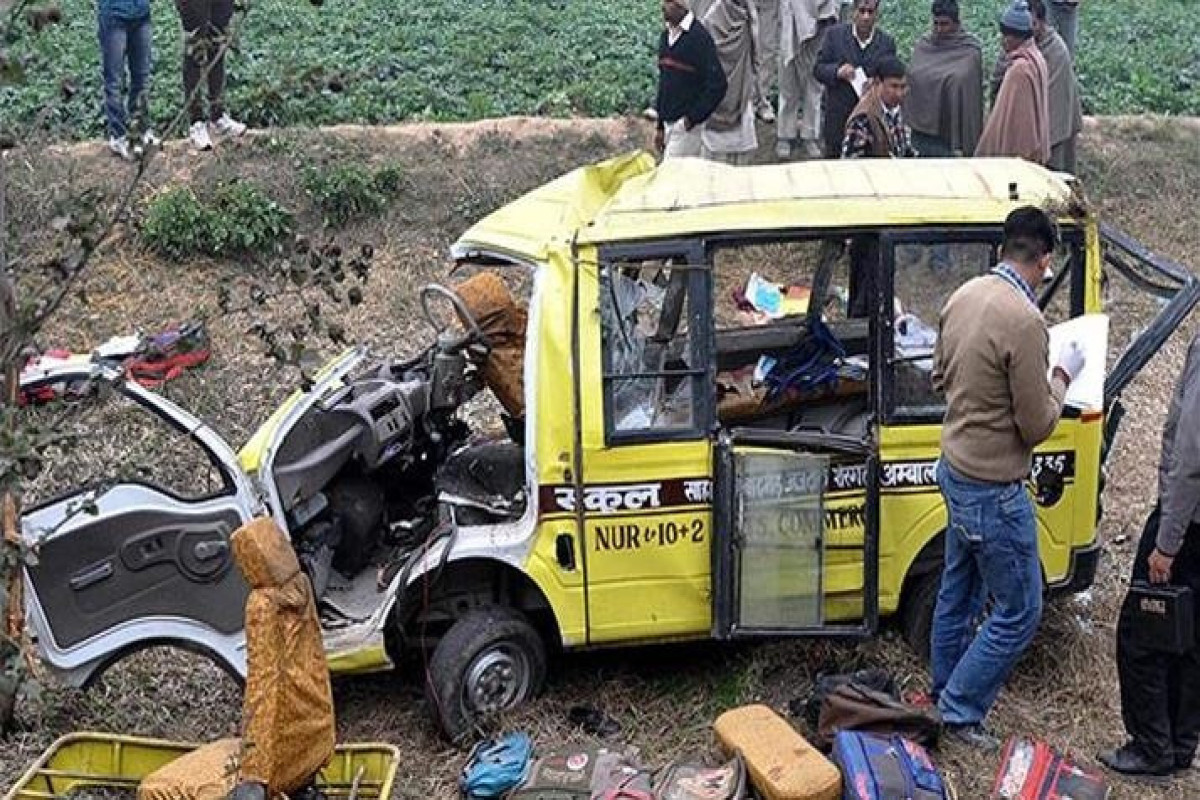 Hindistanda avtobus qəzaya uğrayıb, 11 nəfər ölüb