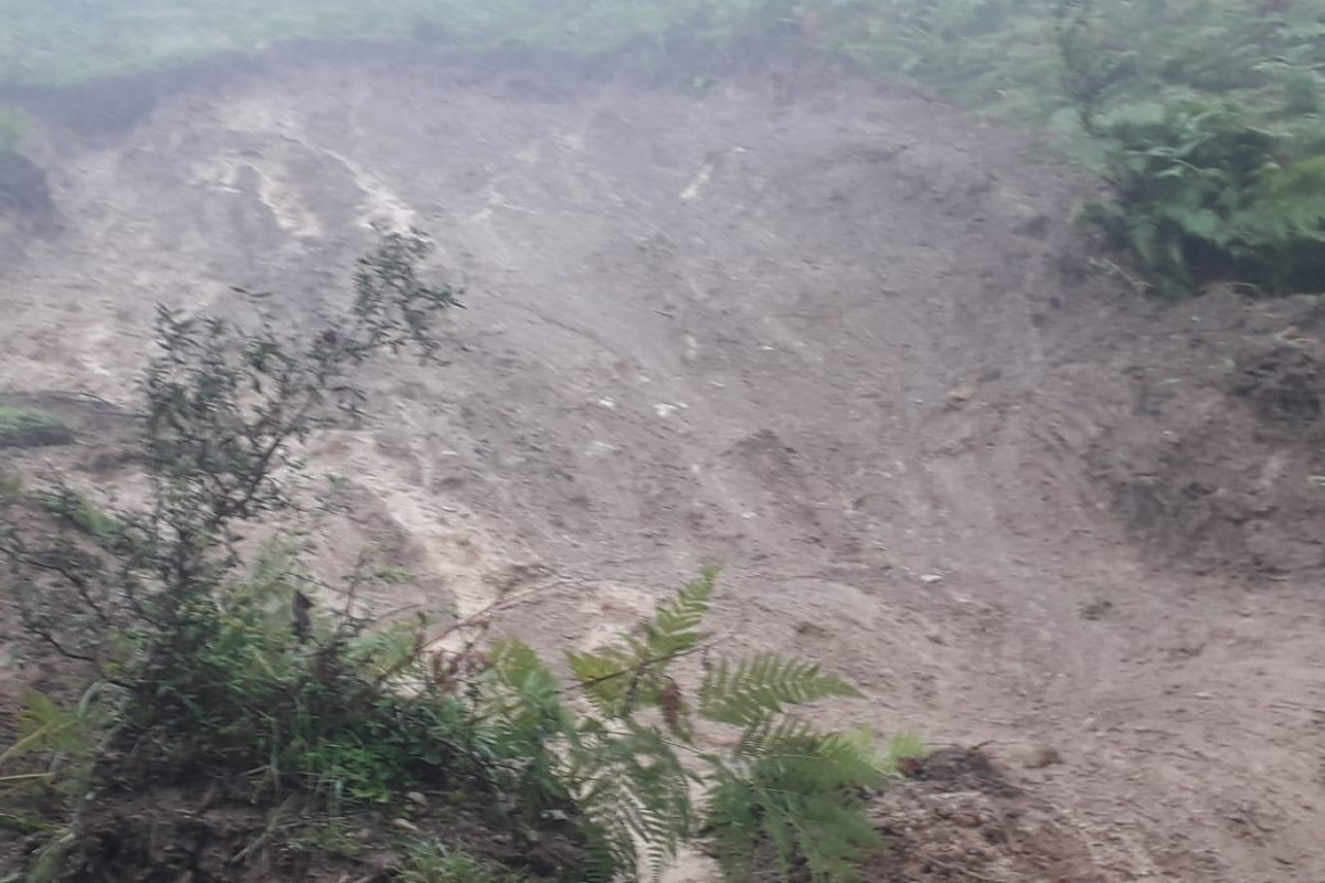 Oğuzda dağlıq ərazidə torpaq sürüşməsi olub - FOTO 