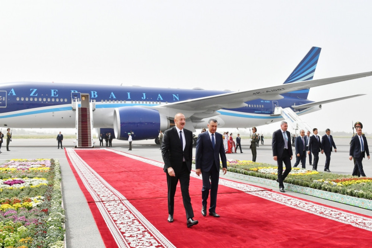 Президент Ильхам Алиев отправился с визитом в Таджикистан