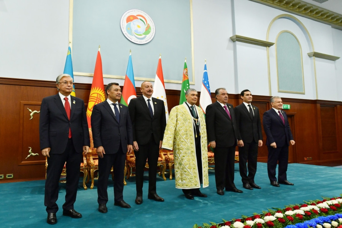 Prezident Düşənbədə Qurbanqulu Berdiməhəmmədovun təltifolunma mərasimində iştirak edib