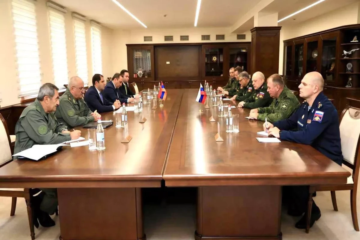 Ermənistan müdafiə naziri Rusiya sülhməramlılarının yeni komandanı ilə görüşüb