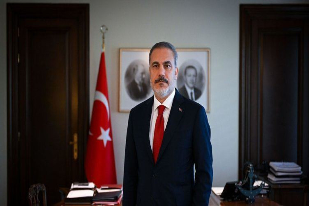 Hakan Fidan Aİ komissarı ilə telefonla danışıb