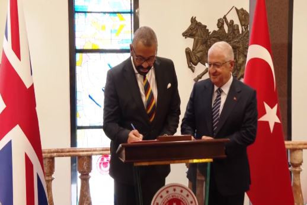 Böyük Britaniyanın xarici işlər naziri  Ceyms Kleverli, Türkiyənin müdafiə naziri Yaşar Gülər