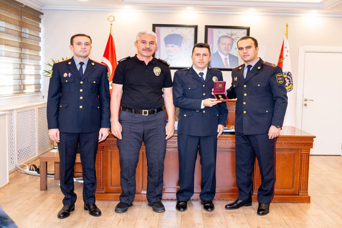 Azerbaijani Minister awarded Turkish police for respecting state flag during Türkiye-Armenia match -PHOTO 