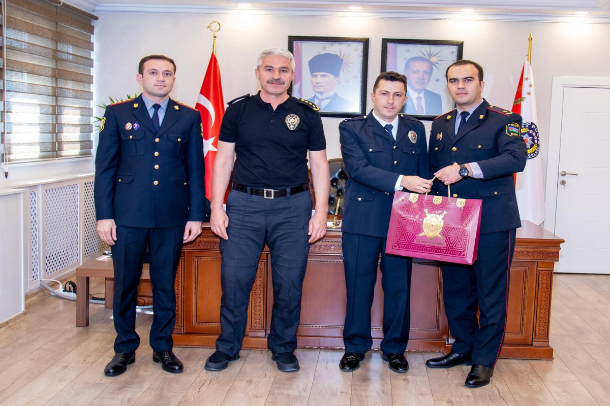 Azerbaijani Minister awarded Turkish police for respecting state flag during Türkiye-Armenia match -PHOTO 