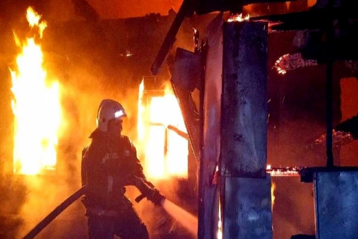 При пожаре в российском торговом центре сгорели пять автомобилей-ВИДЕО 