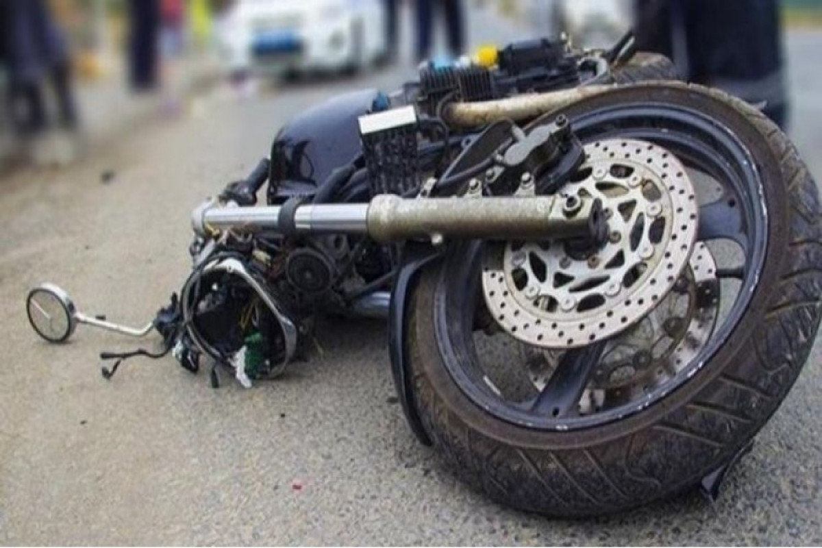 Hacıqabulda motosiklet dirəyə çırpılıb, ölən və xəsarət alan var