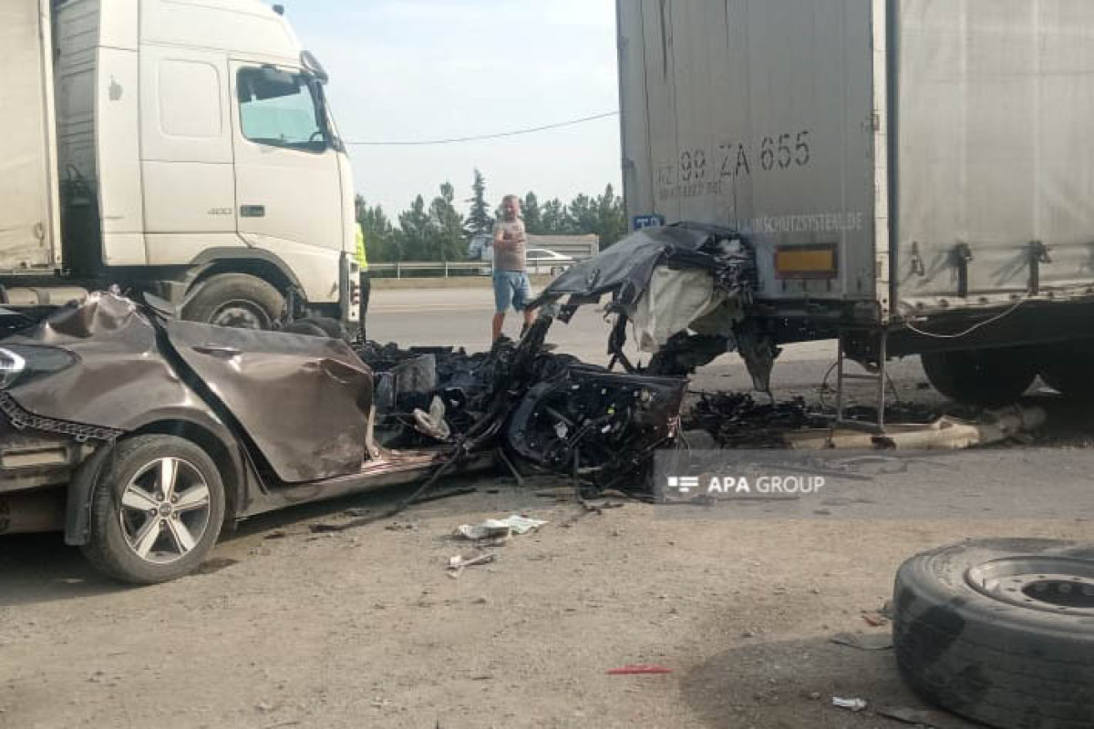 Hacıqabulda minik avtomobili TIR-la toqquşub, iki nəfər ölüb - YENİLƏNİB - FOTO 