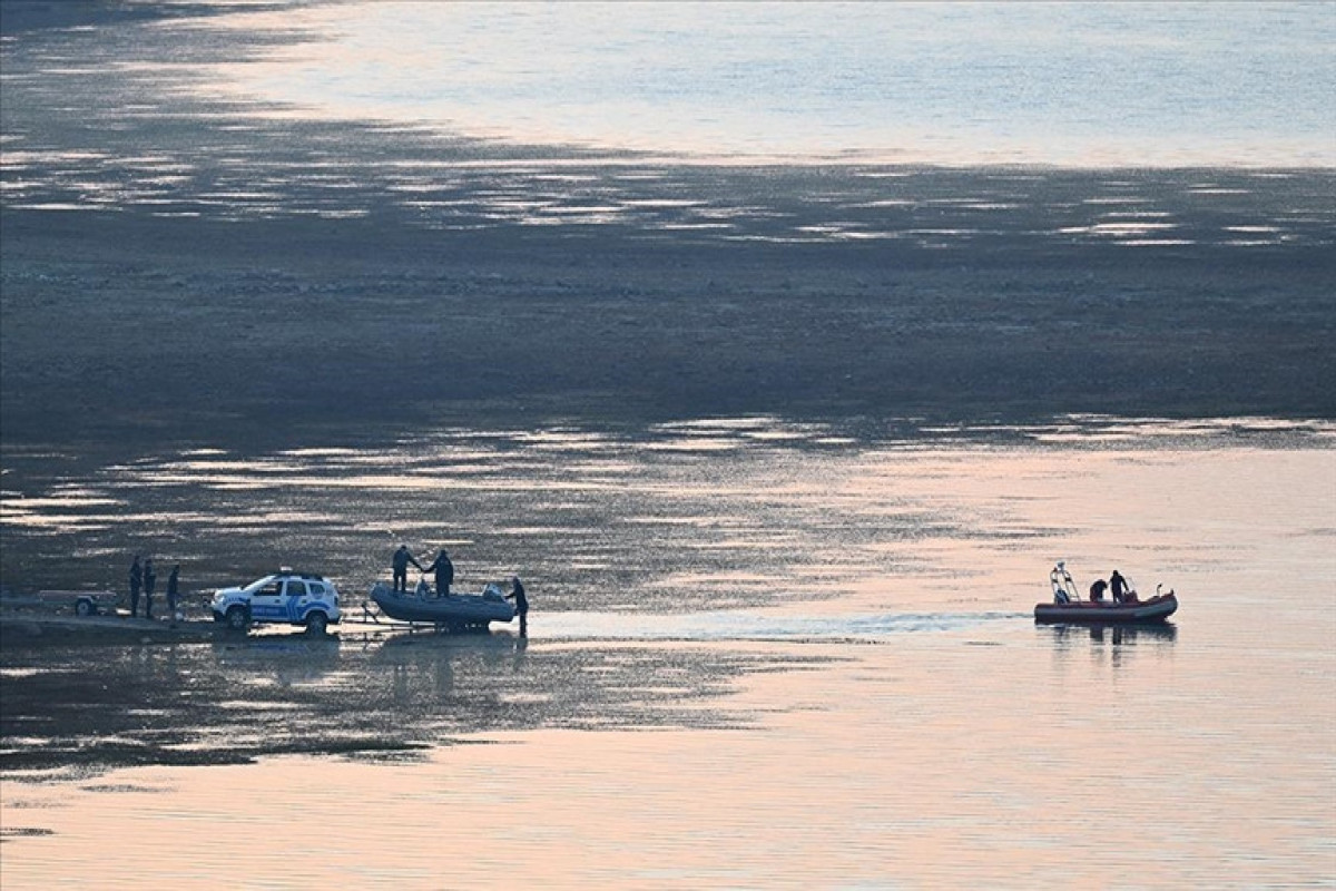 İzmirdə qəzaya uğrayan helikopterlə bağlı axtarışlar davam edir, ikinci pilot xilas edilib