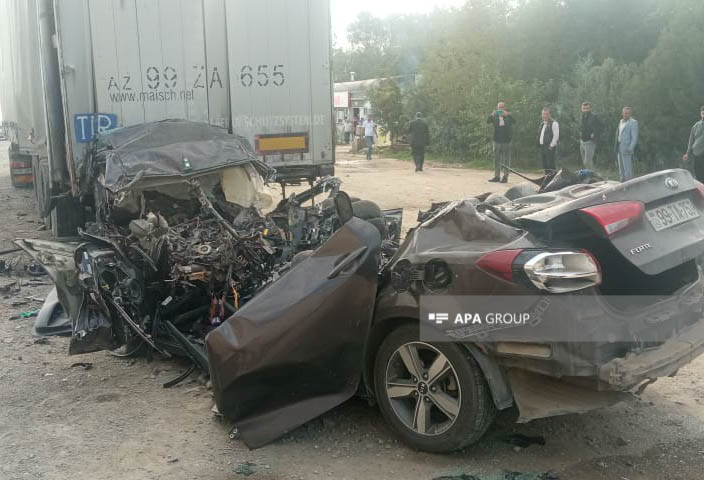 Hacıqabulda minik avtomobili TIR-la toqquşub, iki nəfər ölüb - YENİLƏNİB - FOTO 