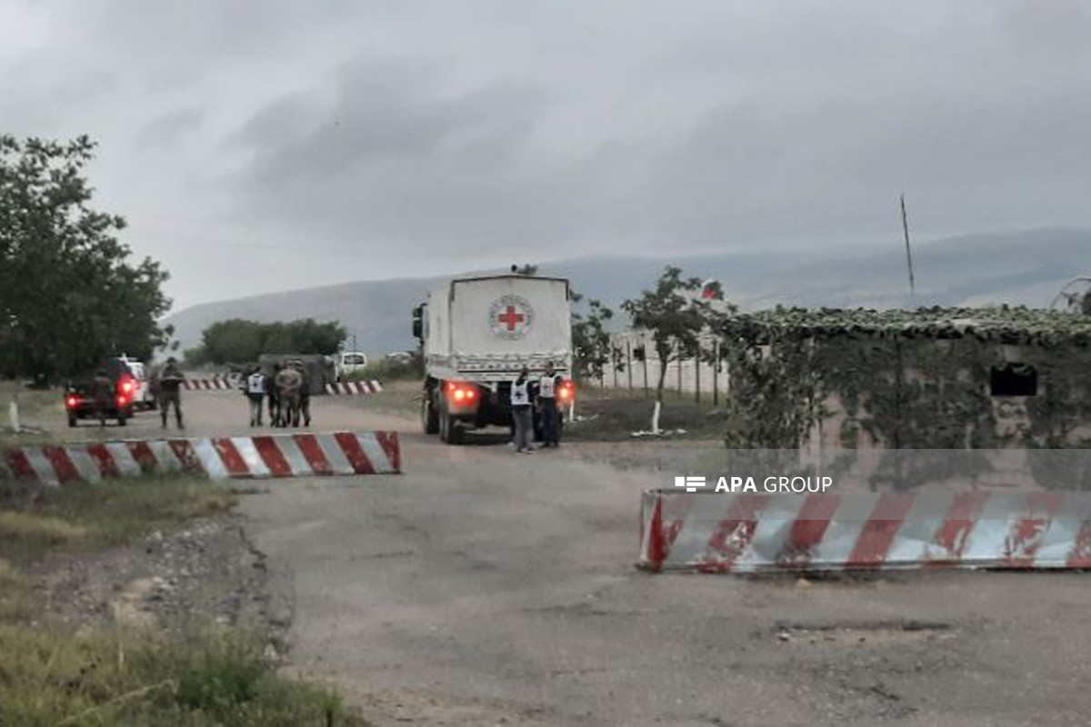 BQXK-ya məxsus avtomobillər Rusiya sülhməramlı kontingentinin Ağdam yolundakı postunu keçərək Xankəndiyə yollanıb  - FOTO  - VİDEO  - YENİLƏNİB 