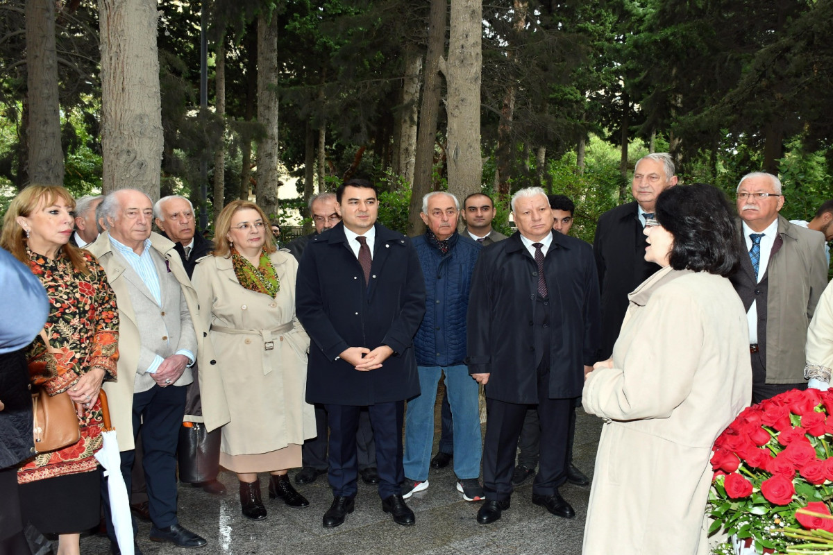 Milli Musiqi Günündə Üzeyir Hacıbəylinin məzarı ziyarət olunub