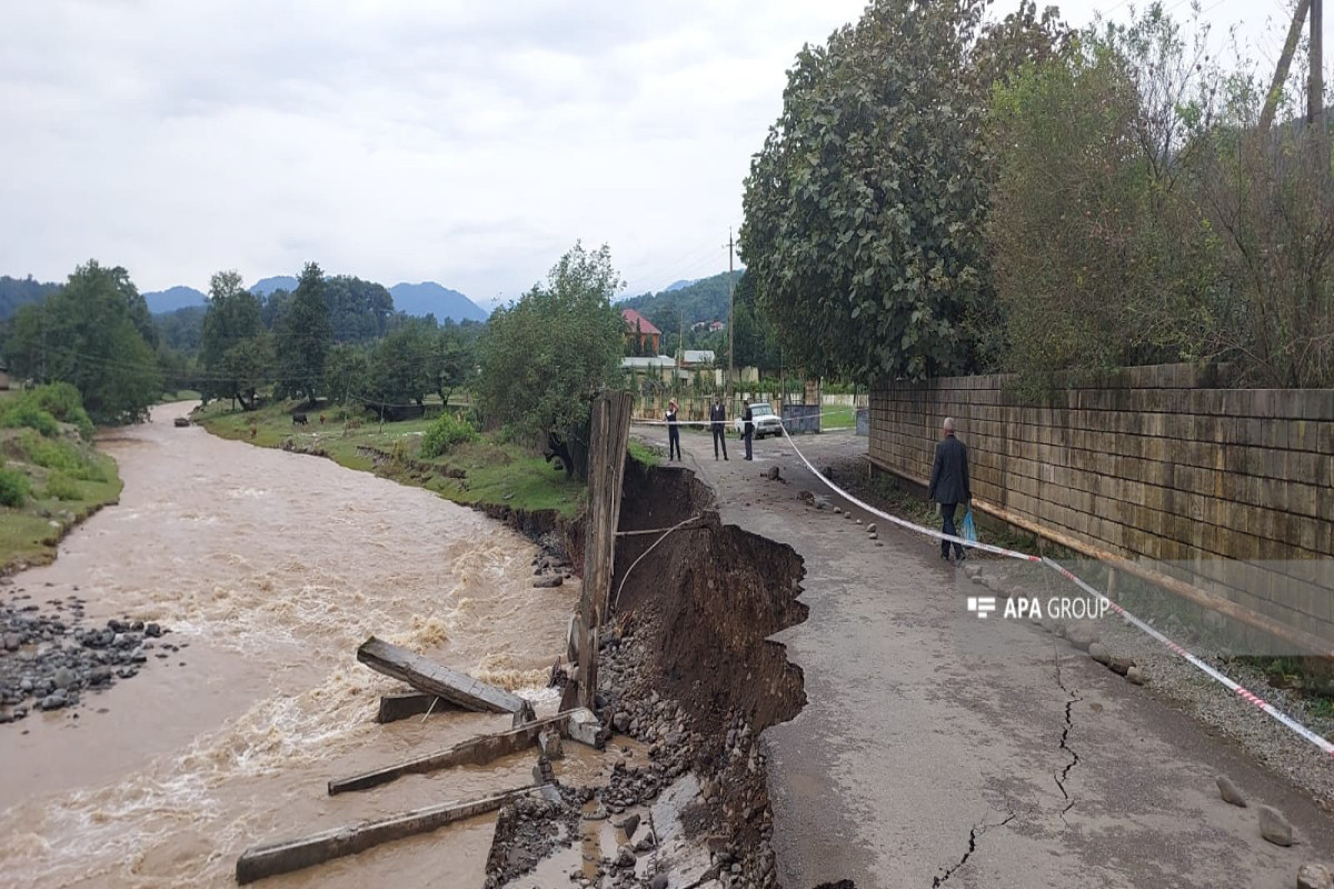 На юге Азербайджана в результате схода оползня обрушился мост - ФОТО 