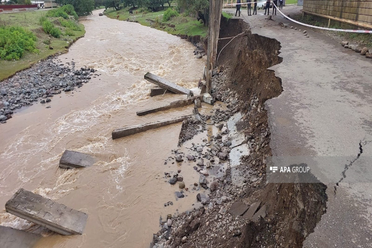 На юге Азербайджана в результате схода оползня обрушился мост - ФОТО 