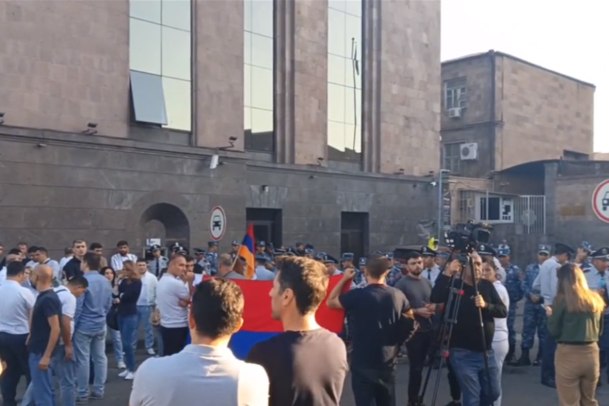 Ermənistanda Rusiya səfirliyinin qarşısında etiraz aksiyası keçirilir