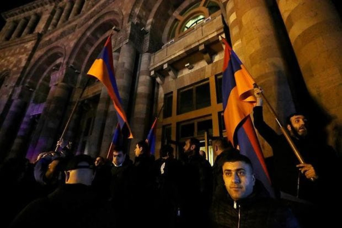 Armenian police utilize stun grenades to disperse protest-VIDEO 