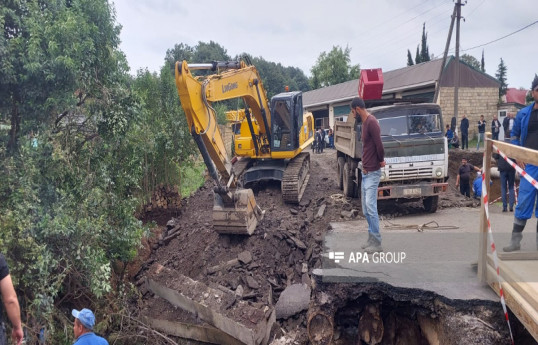 Astarada çayın daşması nəticəsində dağılan körpü təmir edilir - FOTO 