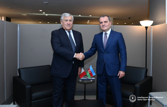 Ceyhun Bayramov İtaliyanın xarici işlər naziri ilə görüşüb