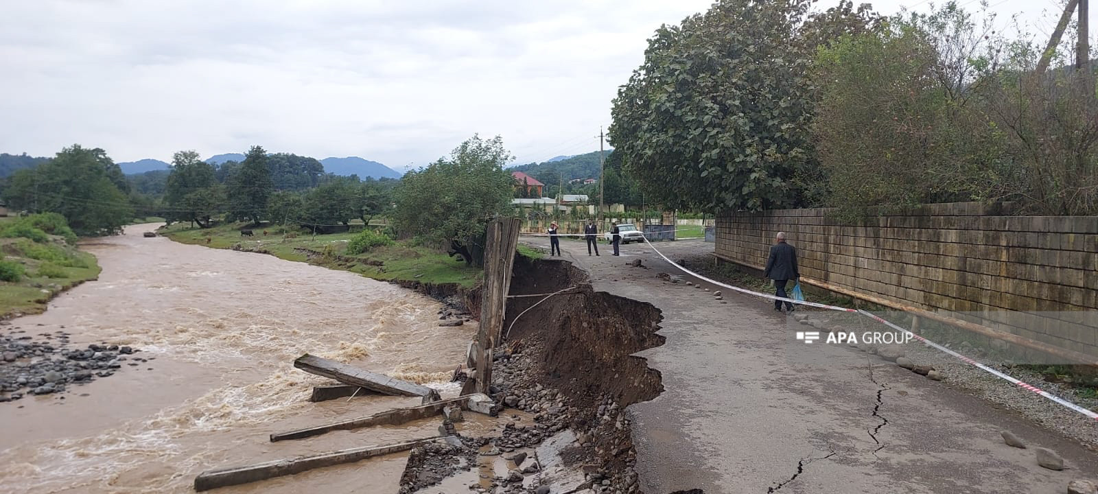 Astarada yolda torpaq uçqunu olub, körpü dağılıb - FOTO 