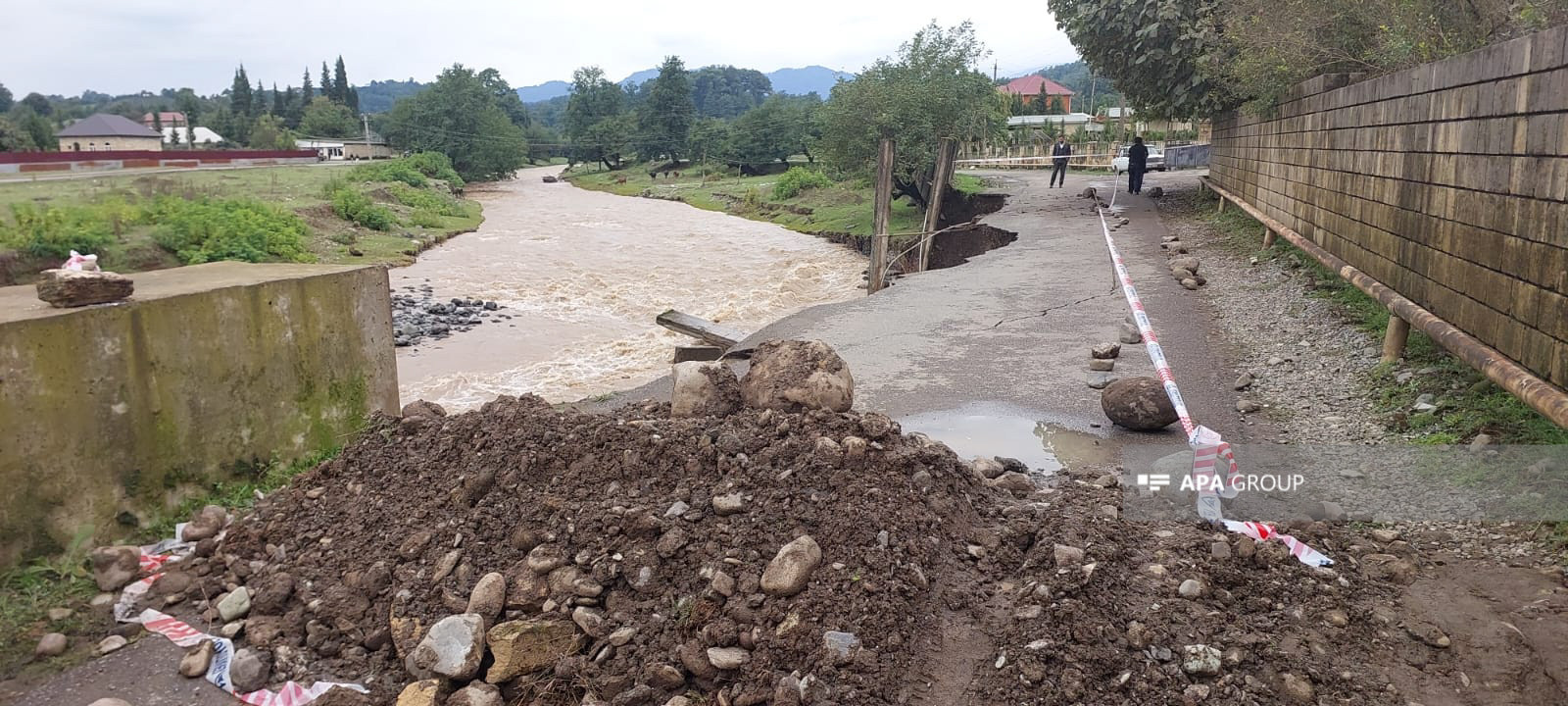 Astarada yolda torpaq uçqunu olub, körpü dağılıb - FOTO 