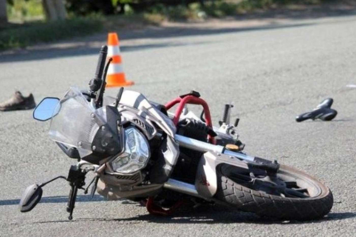 Bakıda motosiklet səkiyə çırpılıb, ölən var