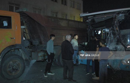 Bakıda avtobus “KamAZ”a çırpılıb, xəsarət alan var - FOTO 
