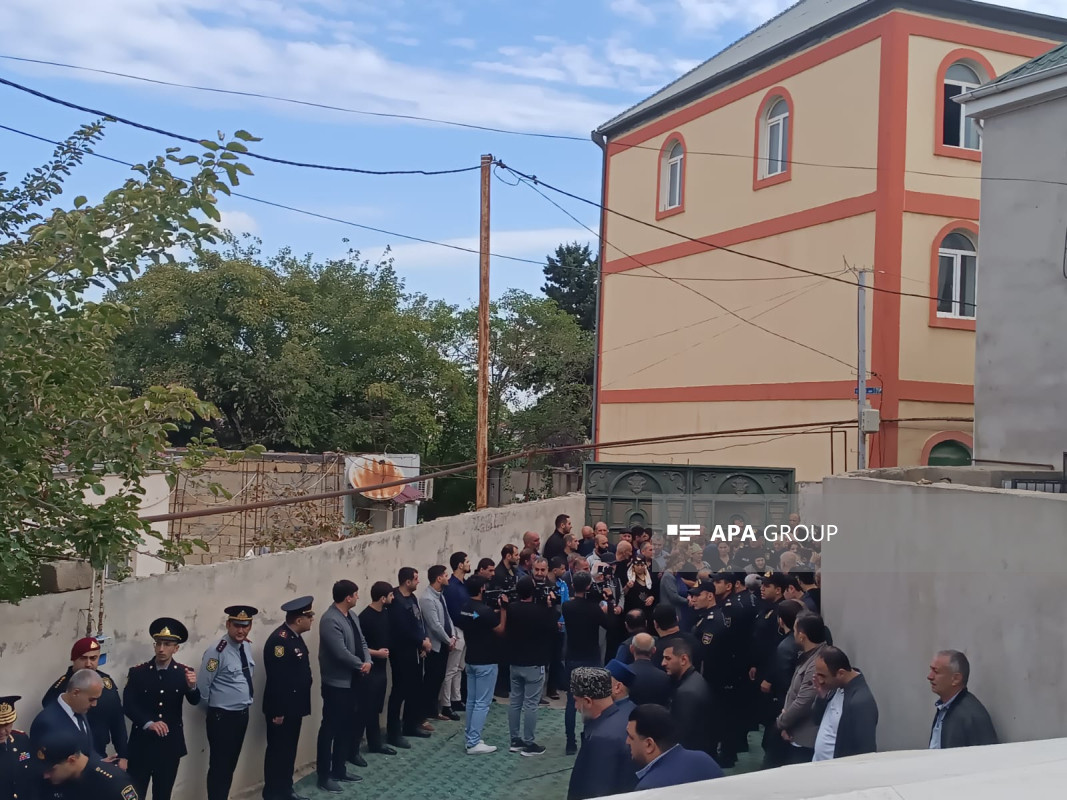 Şəhid polislər dəfn edildi - YENİLƏNİB 7 Binəqədidə Xocavənddə minaya düşərək şəhid olan polis serjantı ilə vida mərasimi keçirilir