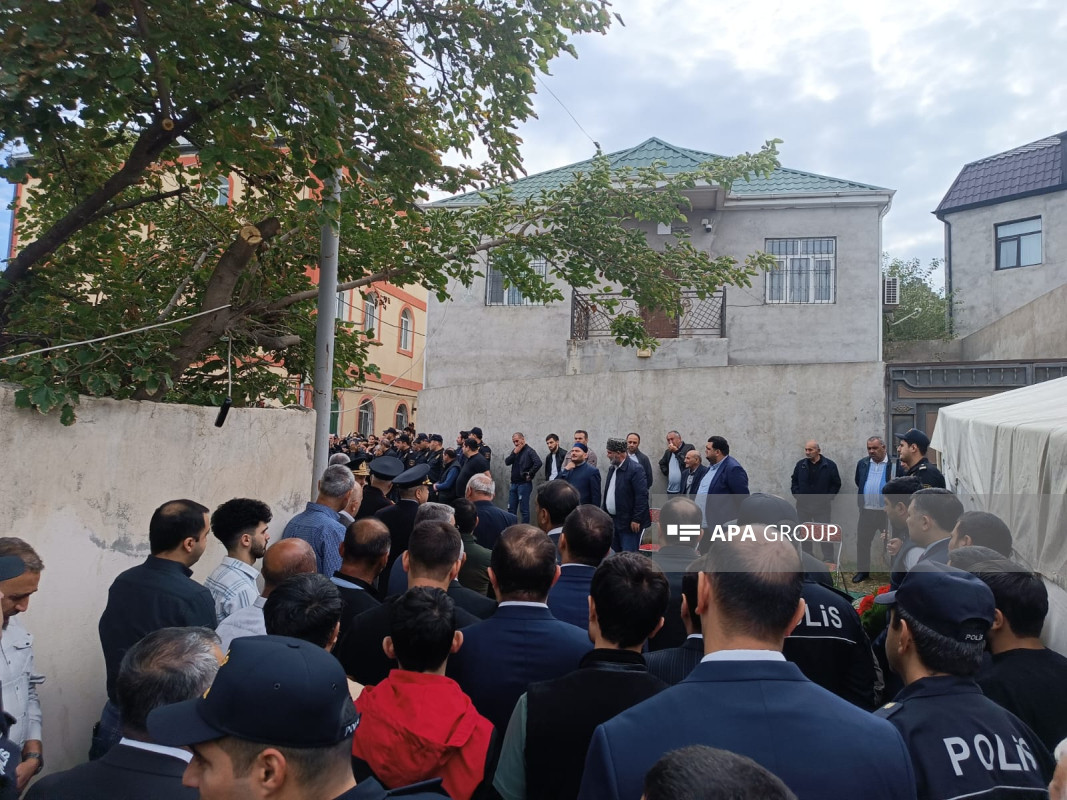 Şəhid polislər dəfn edildi - YENİLƏNİB 8 Binəqədidə Xocavənddə minaya düşərək şəhid olan polis serjantı ilə vida mərasimi keçirilir