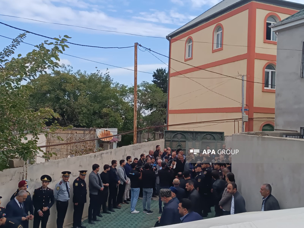 Şəhid polislər dəfn edildi - YENİLƏNİB 9 Binəqədidə Xocavənddə minaya düşərək şəhid olan polis serjantı ilə vida mərasimi keçirilir