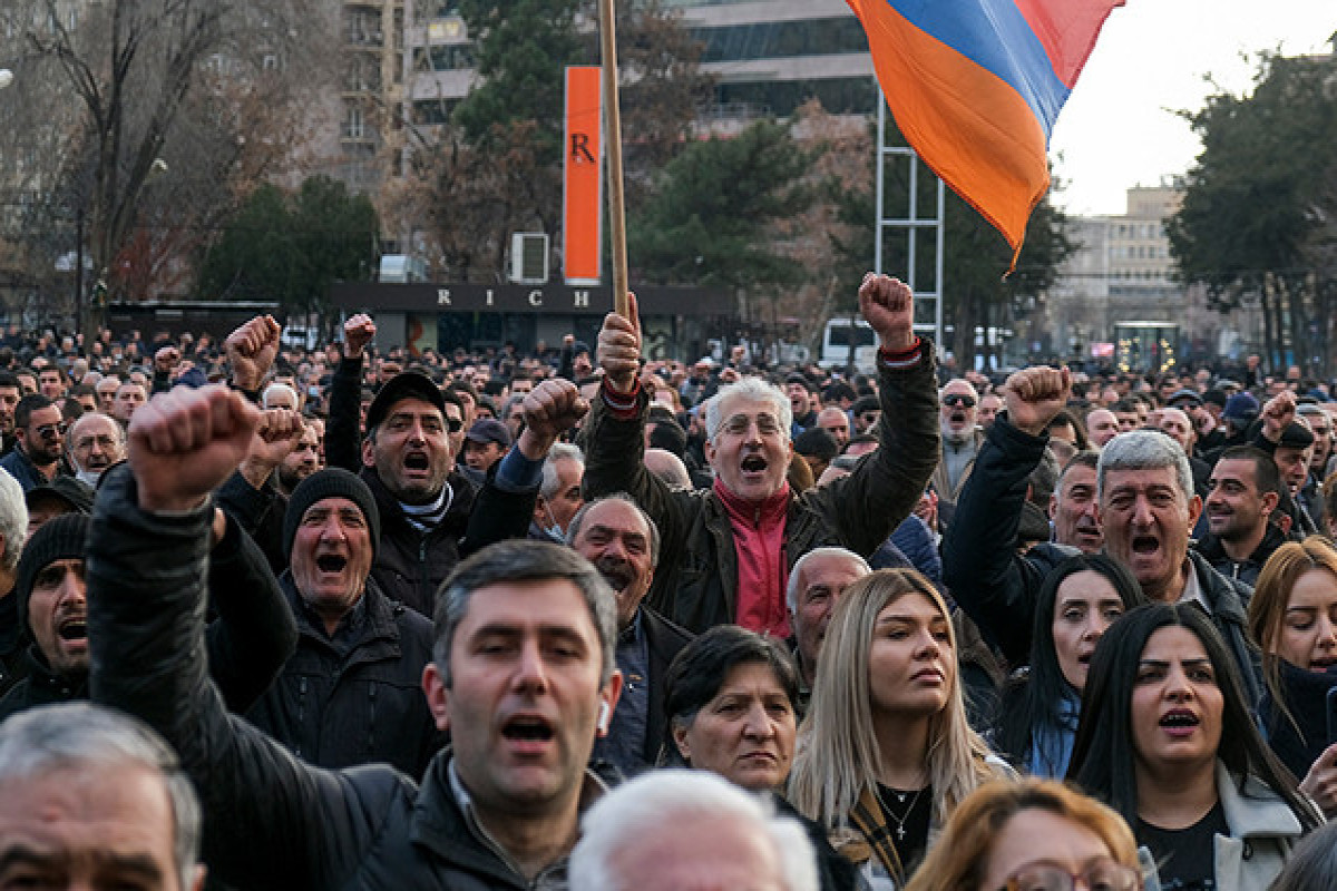 Protesters in Yerevan block streets demanding Pashinyan